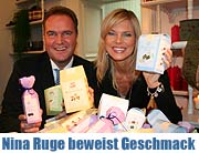 Nina beweist Geschmack: "Celebrate your Life". Kräutertaler, beflügelnde Worte Schoko-Glücktäfelchen, Reisgebäck und mehr von Nina Ruge & HUSSEL (Foto: Martin Schmitz)